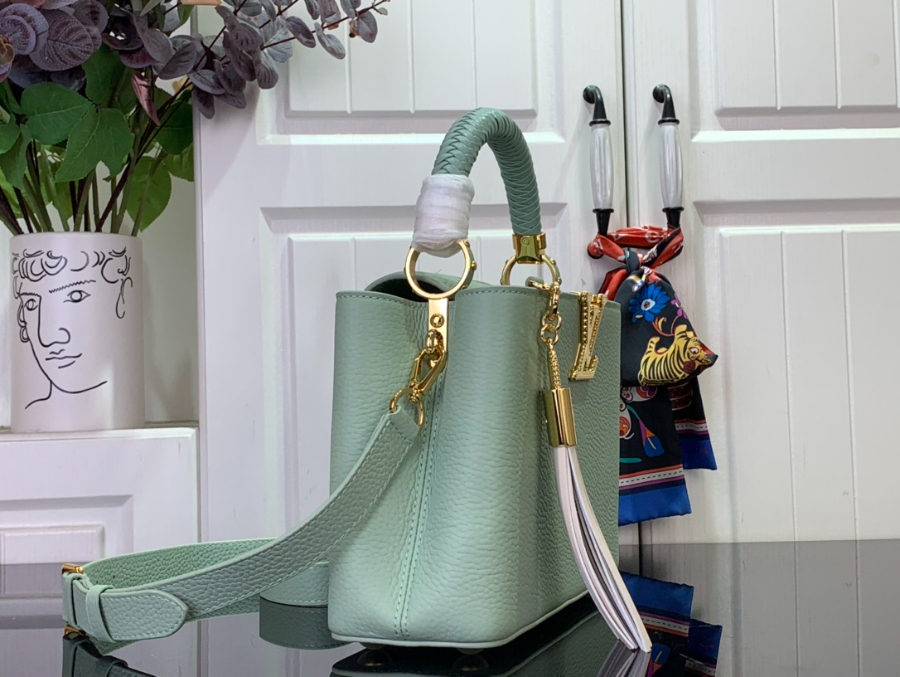 루이비통 카퓌신 스몰 17.3927cm M15157 연그린4.jpg