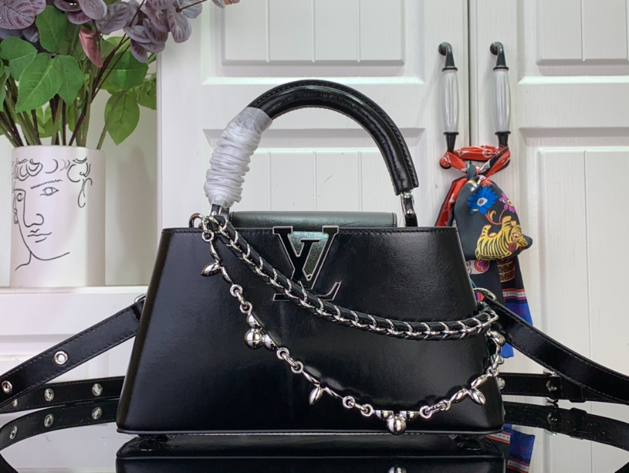 루이비통 카퓌신 이스트 웨스트 BB M25492 14826.5cm 블랙1.jpg