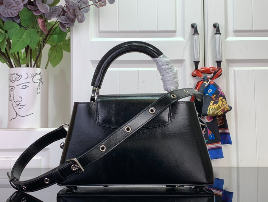 루이비통 카퓌신 이스트 웨스트 BB M25492 14826.5cm 블랙2.jpg