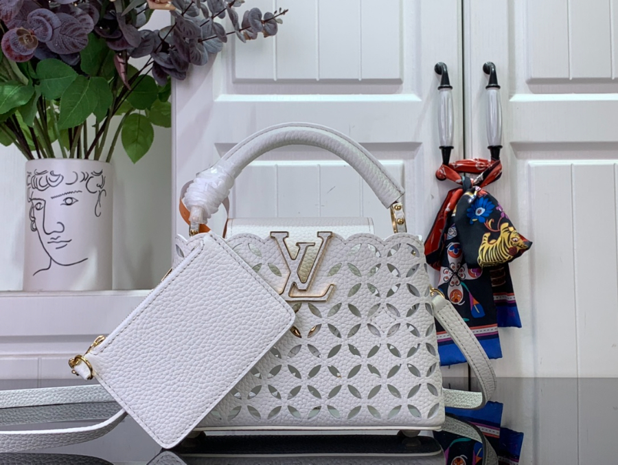 루이비통 카퓌신 미니 14821cm M25497 화이트1.jpg