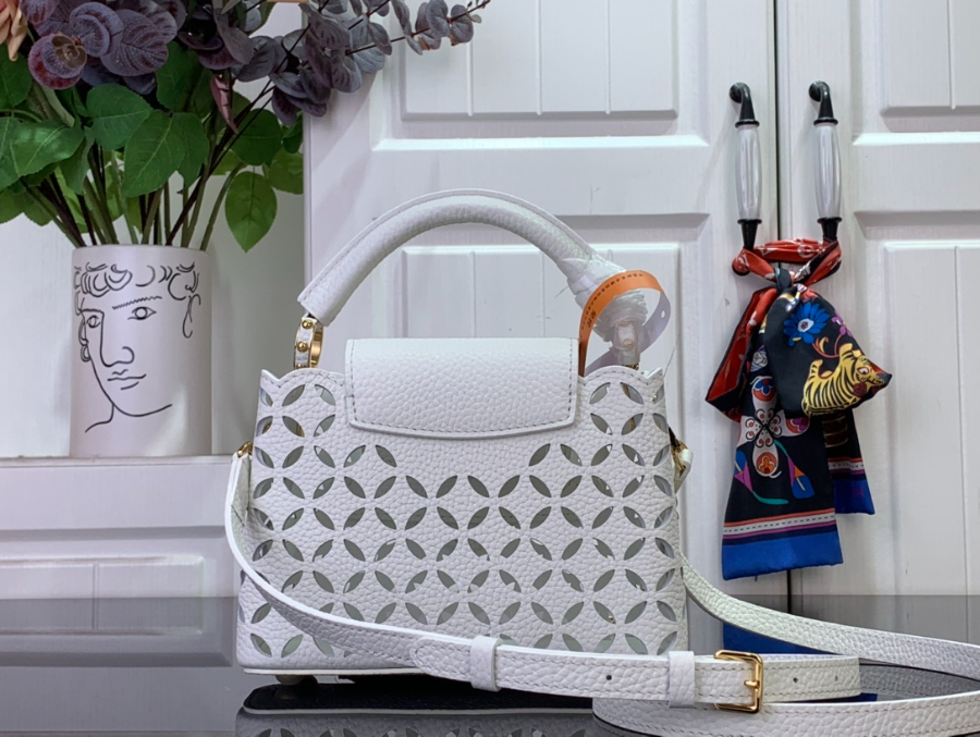 루이비통 카퓌신 미니 14821cm M25497 화이트2.jpg