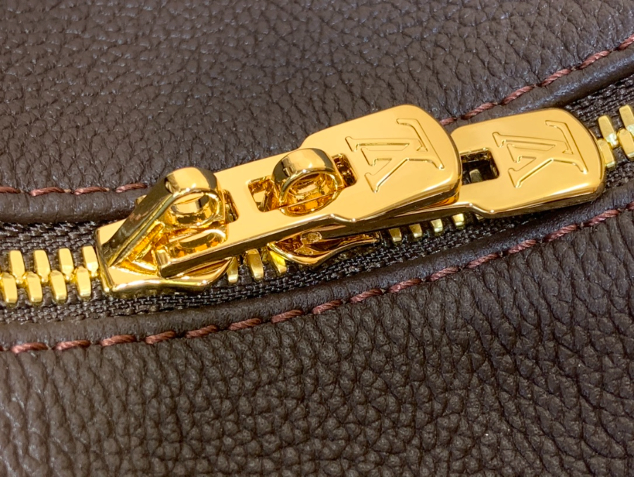 루이비통 익스프레스 미디엄 M26037 2418.536cm 초콜릿7.jpg