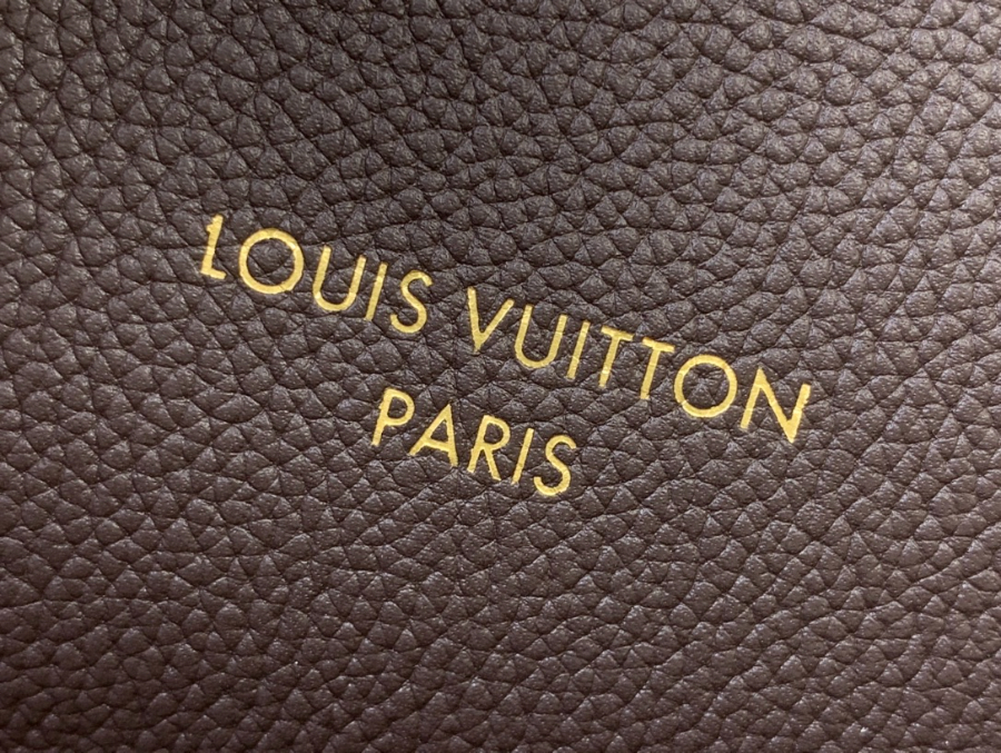 루이비통 익스프레스 미디엄 M26037 2418.536cm 초콜릿8.jpg