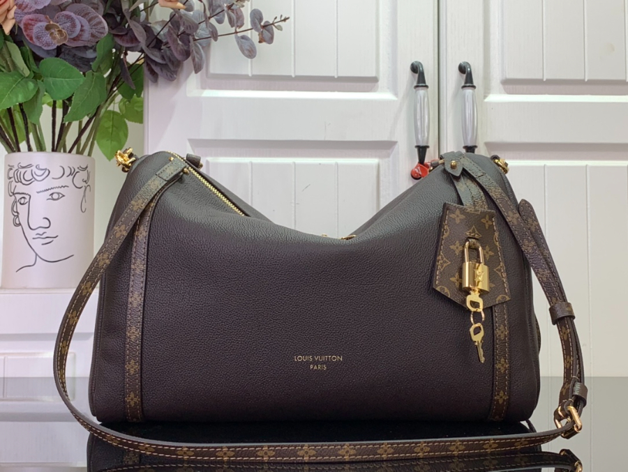 루이비통 익스프레스 미디엄 M26037 2418.536cm 초콜릿1.jpg