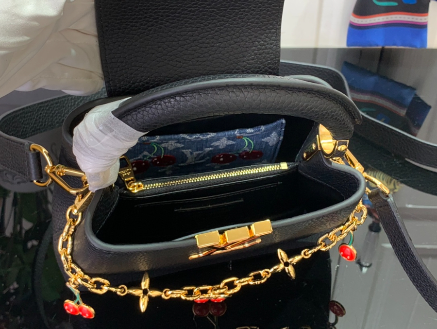 루이비통 LV x TM 카퓌신 스몰 M13714 14821cm 블랙3.jpg