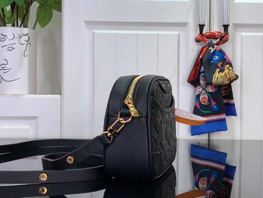 루이비통 타이니 카메라 백 M26509 13619cm 블랙4.jpg