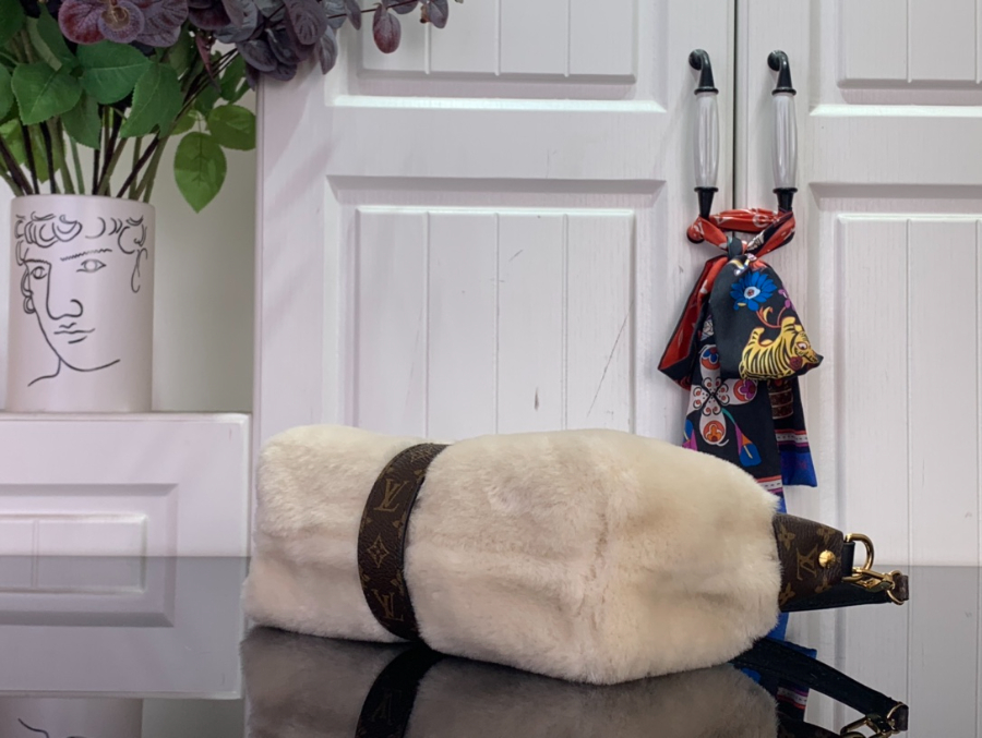 루이비통 포쉐트 미아 25 M26245 14.5822cm 아이보리5.jpg