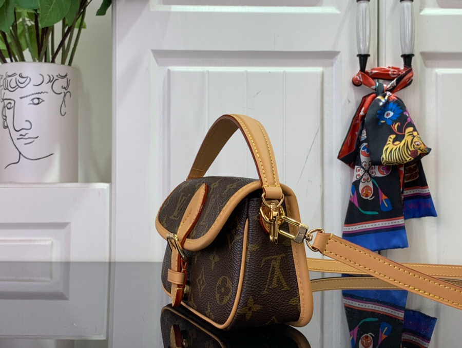 루이비통 나노 다이앤 모노그램 1610.56cm M832984.jpg