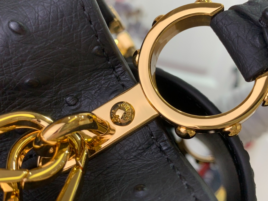 루이비통 카퓌신 미니 타조무늬 21814cm M12938 블랙6.jpg