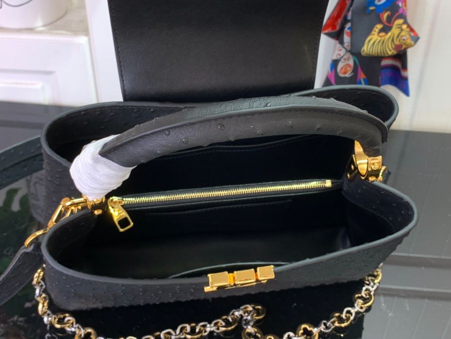 루이비통 카퓌신 미디엄 타조무늬 201131.5cm M12935 블랙3.jpg