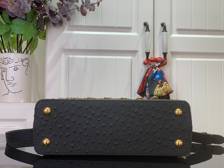 루이비통 카퓌신 미디엄 타조무늬 201131.5cm M12935 블랙5.jpg