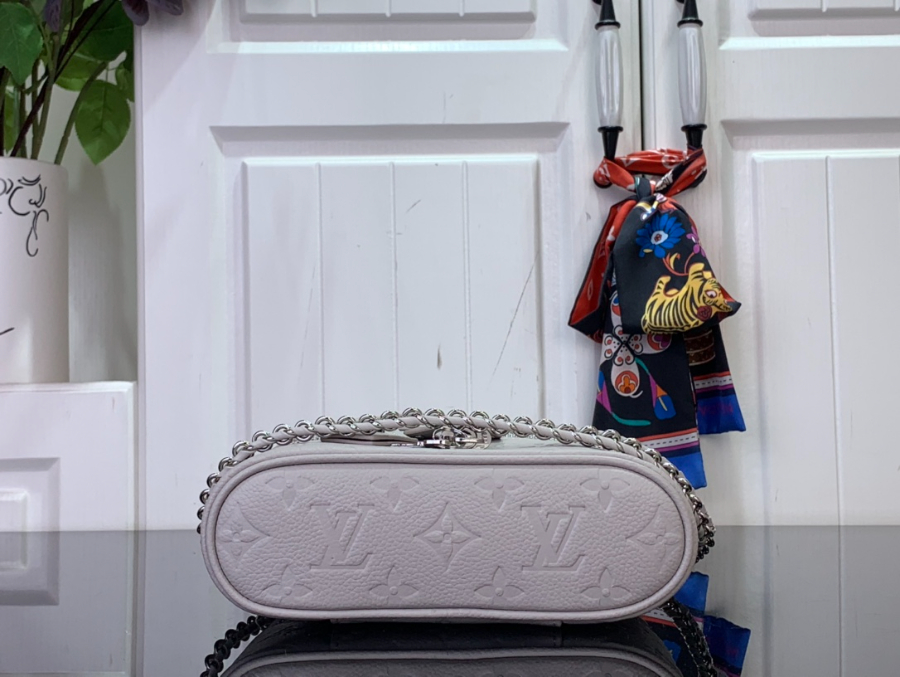 루이비통 바니티 체인 파우치 11.56.519cm 그레이4.jpg