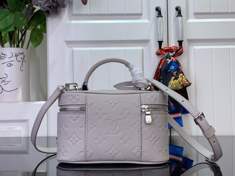 루이비통 바니티 체인 파우치 11.56.519cm 그레이2.jpg