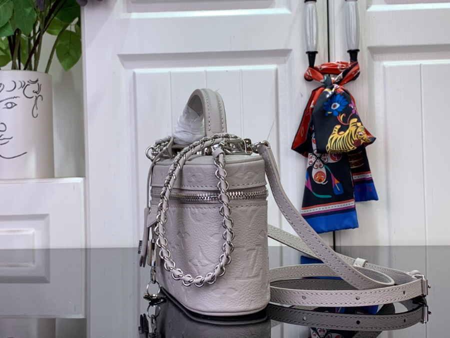 루이비통 바니티 체인 파우치 11.56.519cm 그레이3.jpg