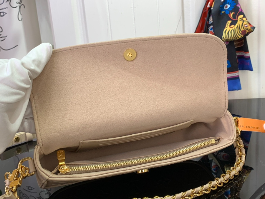 루이비통 월릿 온 체인 아이비 베이지 M14714 23.5124.3cm3.jpg