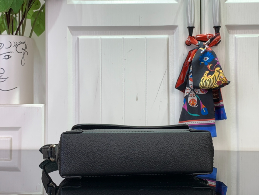 루이비통 스티머 이스트 웨스트 웨어러블 월릿 미니 M13888 20115cm 블랙5.jpg