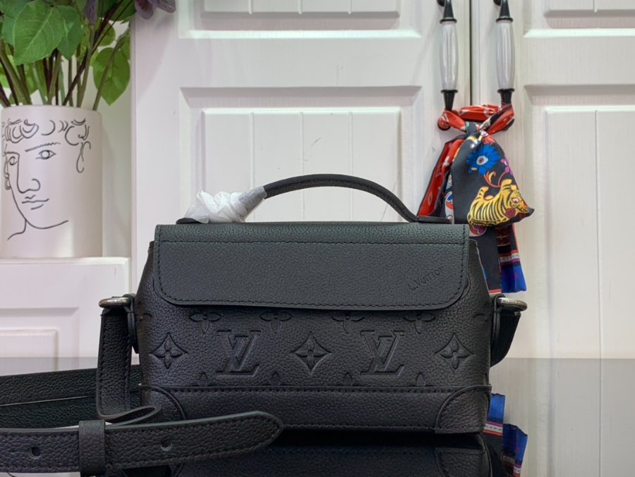 루이비통 스티머 이스트 웨스트 웨어러블 월릿 미니 M13888 20115cm 블랙1.jpg