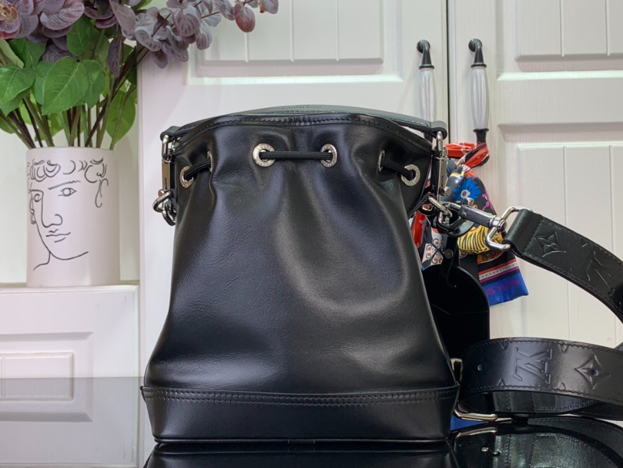 루이비통 노에 카고 M13985 241622cm 블랙3.jpg