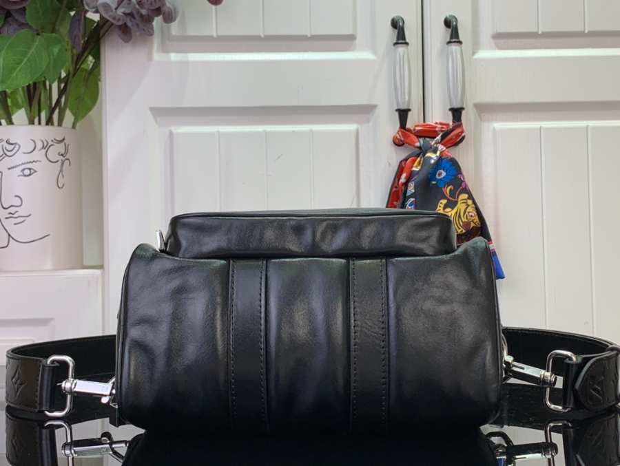 루이비통 키폴 카고 반둘리에 25 151125cm M13988 블랙4.jpg