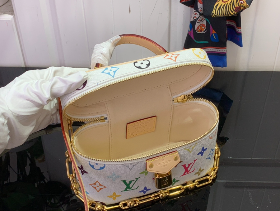 루이비통 LV X TM 베니티 체인 파우치 11.56.519cm 화이트 M136625.jpg