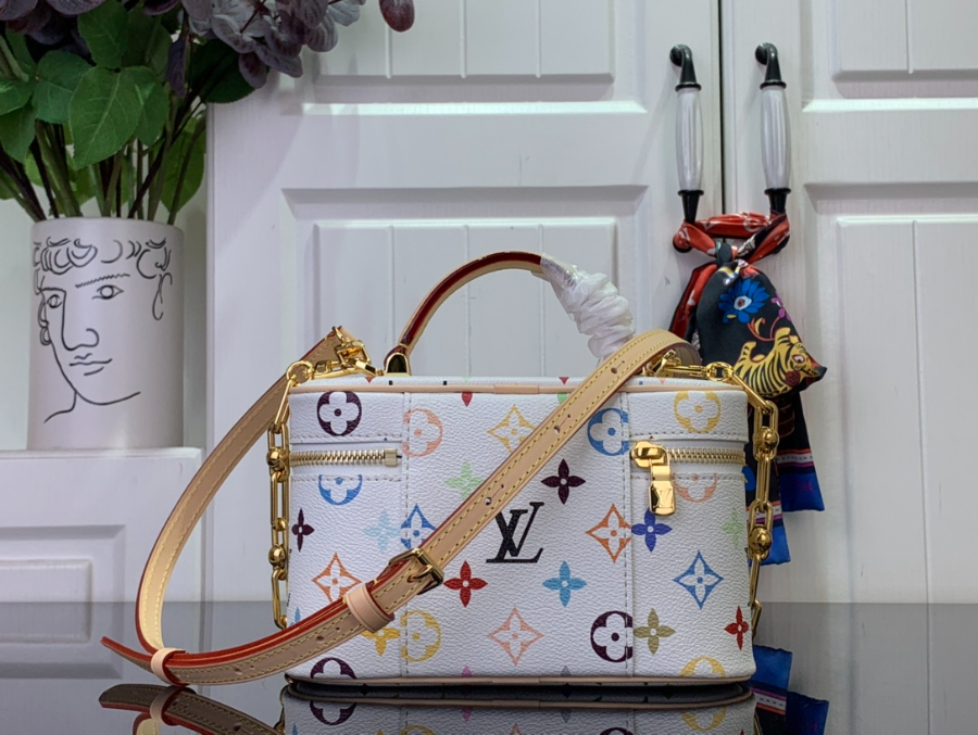 루이비통 LV X TM 베니티 체인 파우치 11.56.519cm 화이트 M136622.jpg