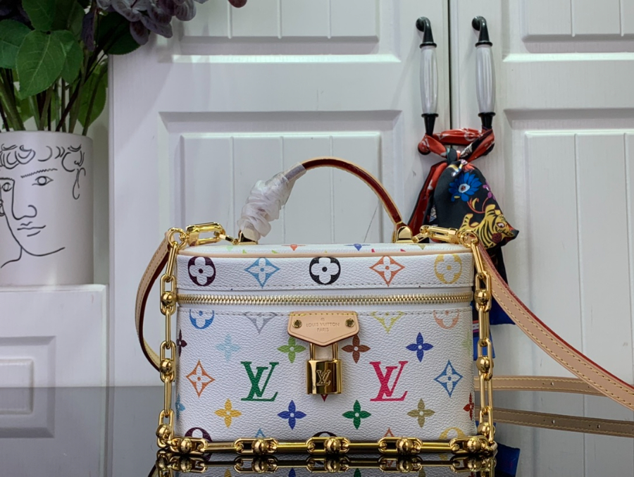 루이비통 LV X TM 베니티 체인 파우치 11.56.519cm 화이트 M136621.jpg