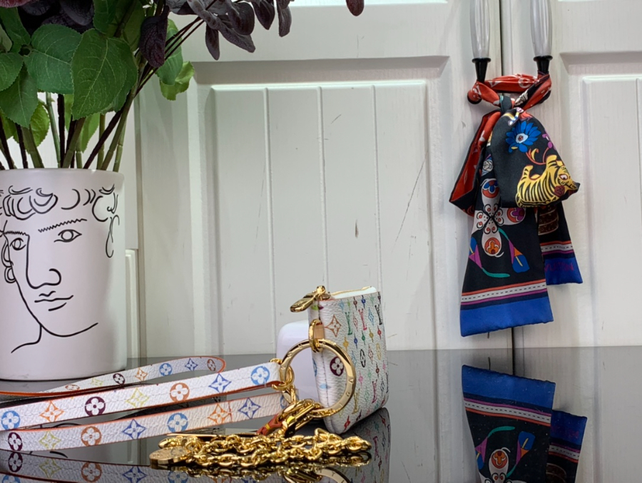 루이비통 LV X TM 스트탭 폰 홀더 미니 파우치 M14099 6.5112cm 화이트3.jpg