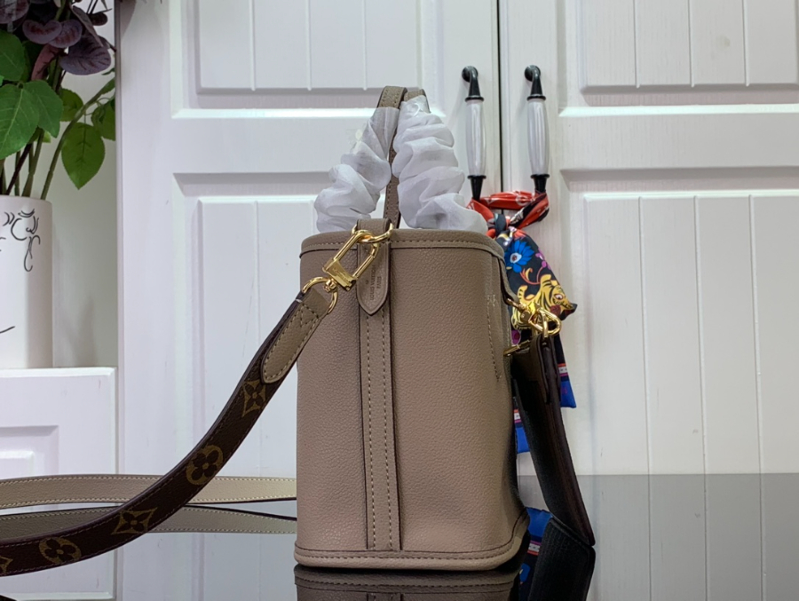 루이비통 네버풀 반둘리에 인사이드 아웃 M12109 24149cm 라이트 브라운3.jpg