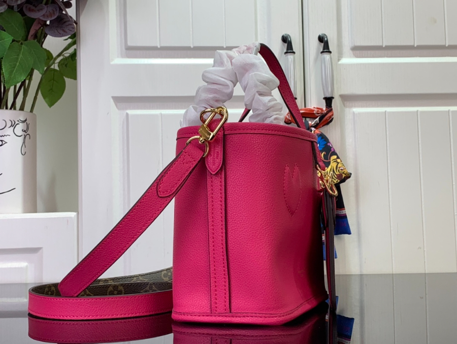 루이비통 네버풀 반둘리에 인사이드 아웃 M12109 24149cm 레드3.jpg