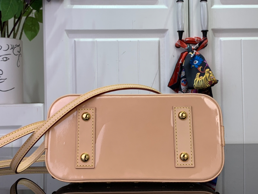 루이비통 LV x TM 알마 BB M13078 23.517.511.5cm 화이트5.jpg