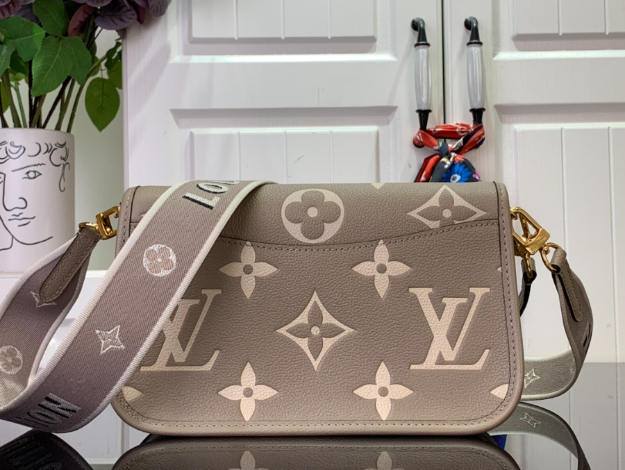 루이비통 다이앤 바이컬러 모노그램 앙프렝뜨 레더 투르텔 베이지 M46386 23168.5cm2.jpg