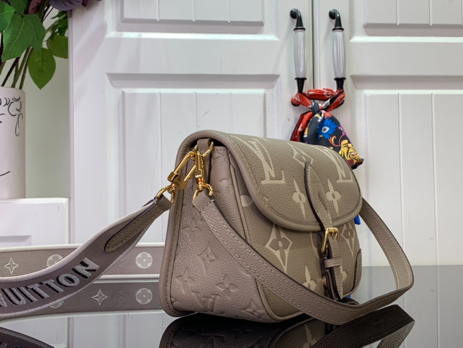 루이비통 다이앤 바이컬러 모노그램 앙프렝뜨 레더 투르텔 베이지 M46386 23168.5cm3.jpg