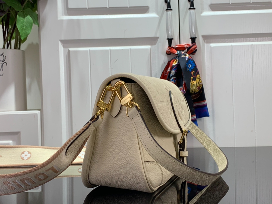 루이비통 다이앤루이비통 나노 다이앤 바이컬러 모노그램 앙프렝뜨 레더 크림 M46386 23168.5cm3.jpg