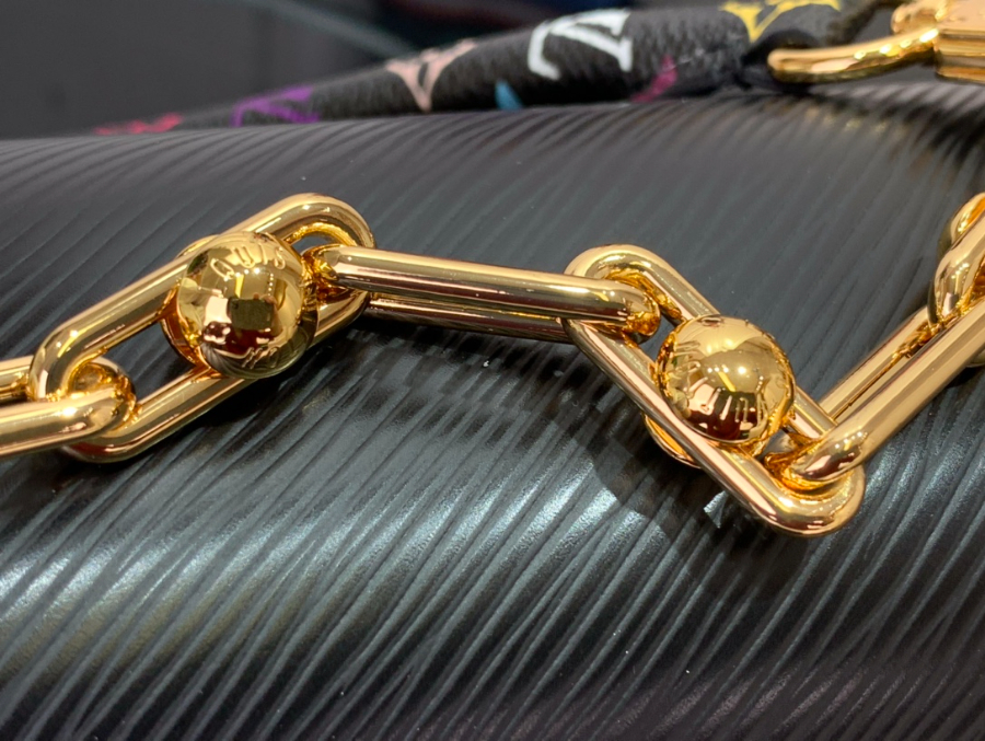 루이비통 LV X TM 트위스트 슬림 백 미디엄 M13243 16823cm 블랙7.jpg