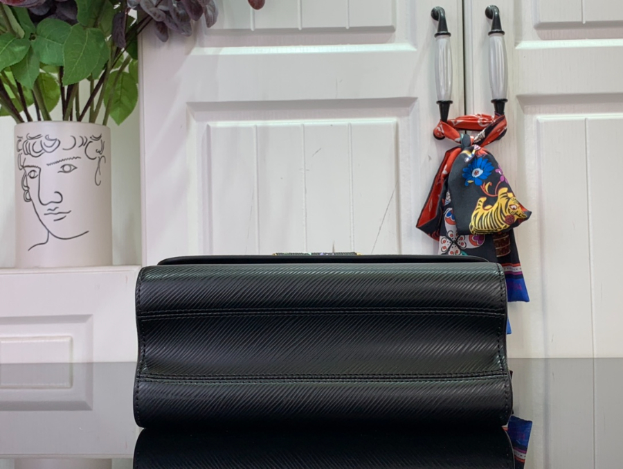 루이비통 LV X TM 트위스트 슬림 백 미디엄 M13243 16823cm 블랙4.jpg