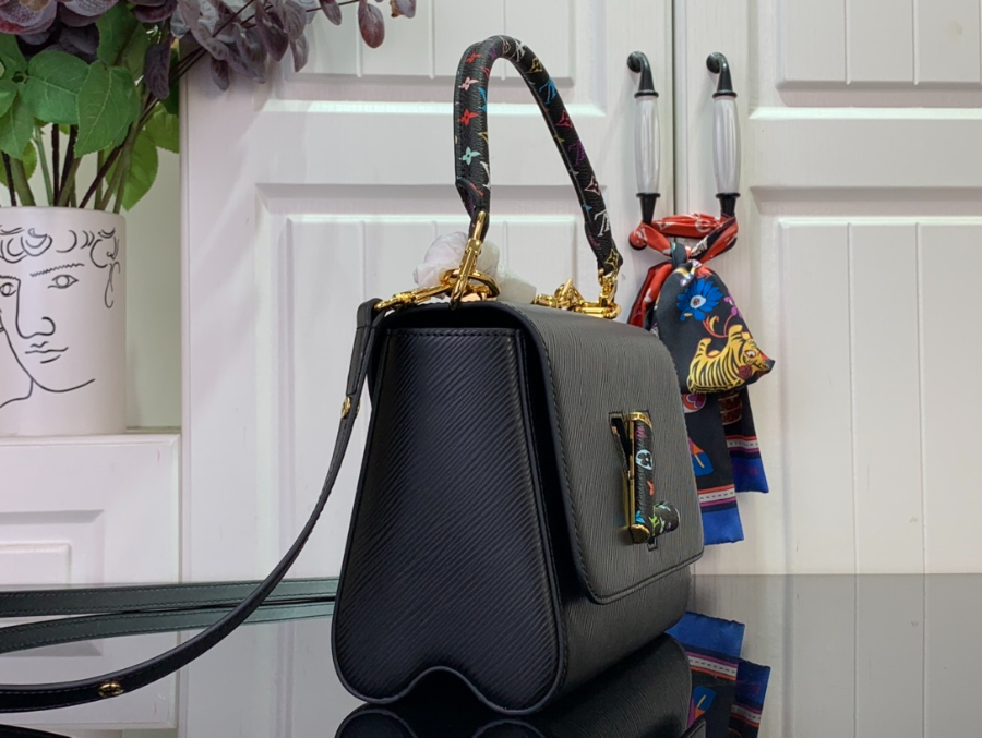 루이비통 LV X TM 트위스트 슬림 백 미디엄 M13243 16823cm 블랙3.jpg