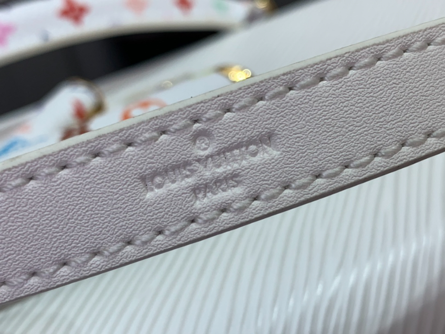 루이비통 LV X TM 트위스트 슬림 백 미디엄 M13243 16823cm 화이트8.jpg