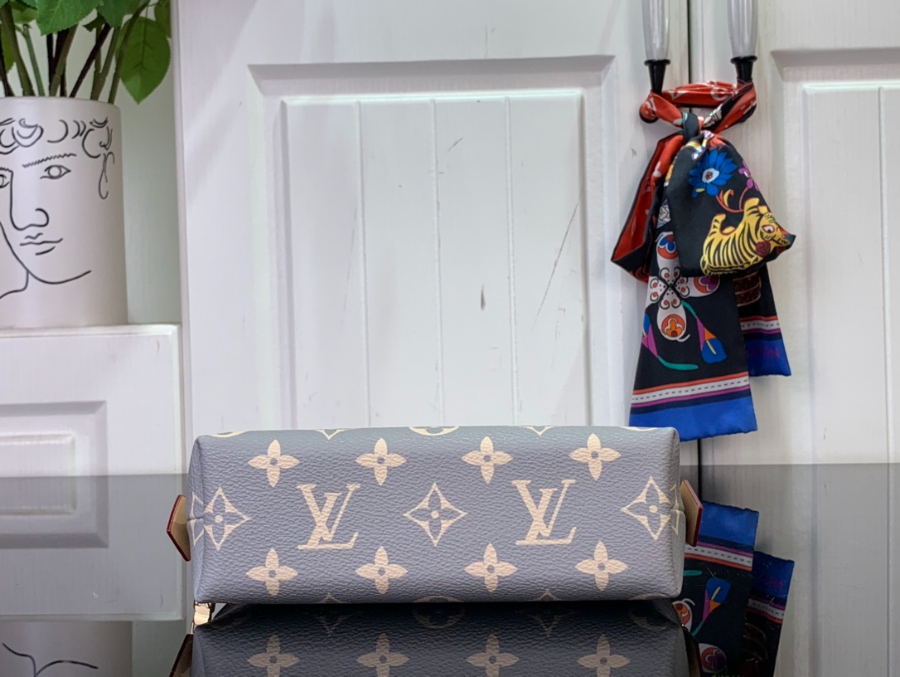 루이비통 모노그램 포쉐트 코스메티크 PM 트라이아논 그레이 M12440 19126cm4.jpg