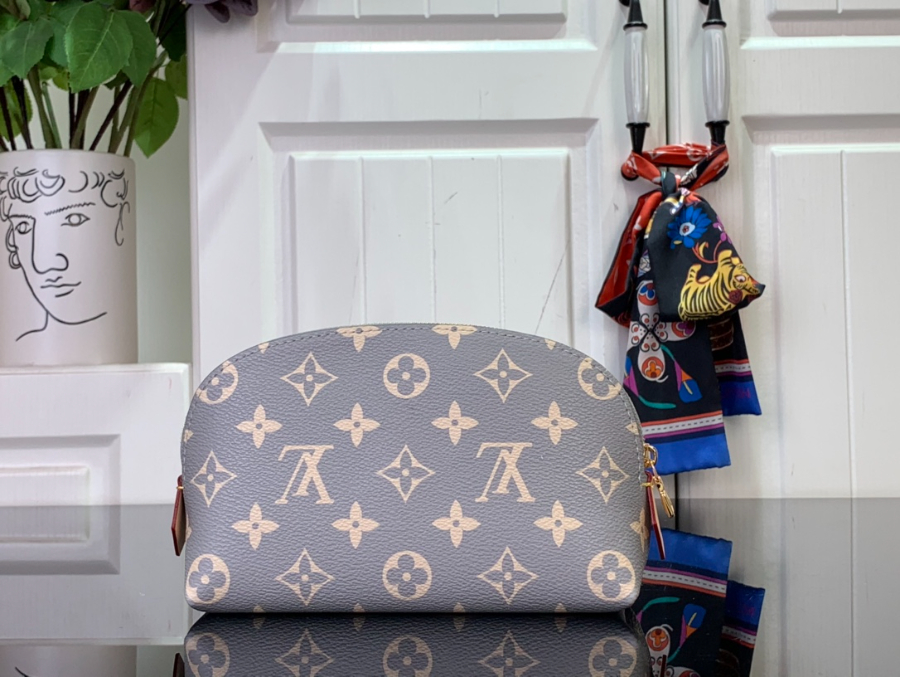 루이비통 모노그램 포쉐트 코스메티크 PM 트라이아논 그레이 M12440 19126cm2.jpg