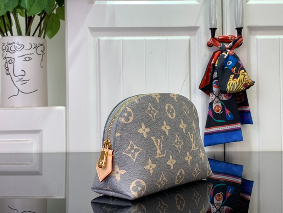 루이비통 모노그램 포쉐트 코스메티크 PM 트라이아논 그레이 M12440 19126cm3.jpg