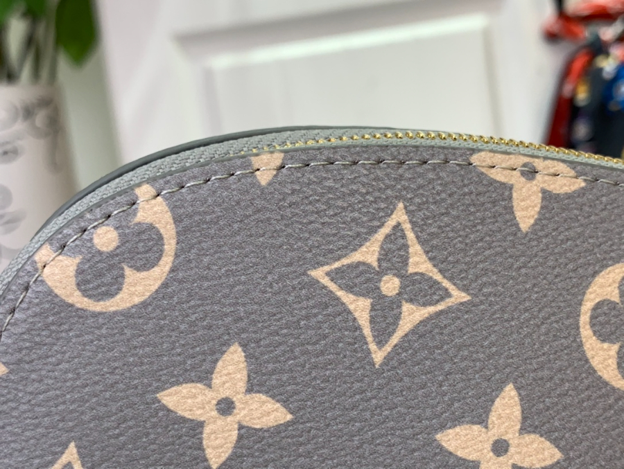 루이비통 모노그램 포쉐트 코스메티크 PM 트라이아논 그레이 M12440 19126cm6.jpg