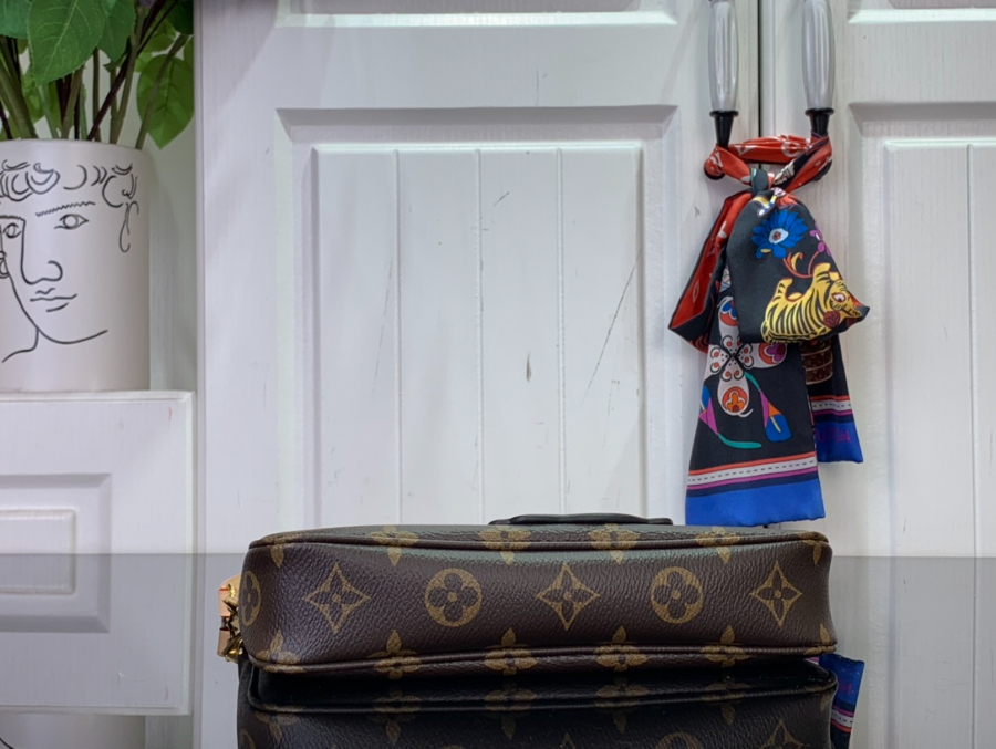 루이비통 LV X TM 포쉐트 악세수아 숄더백 13422cm M13440 브라운4.jpg