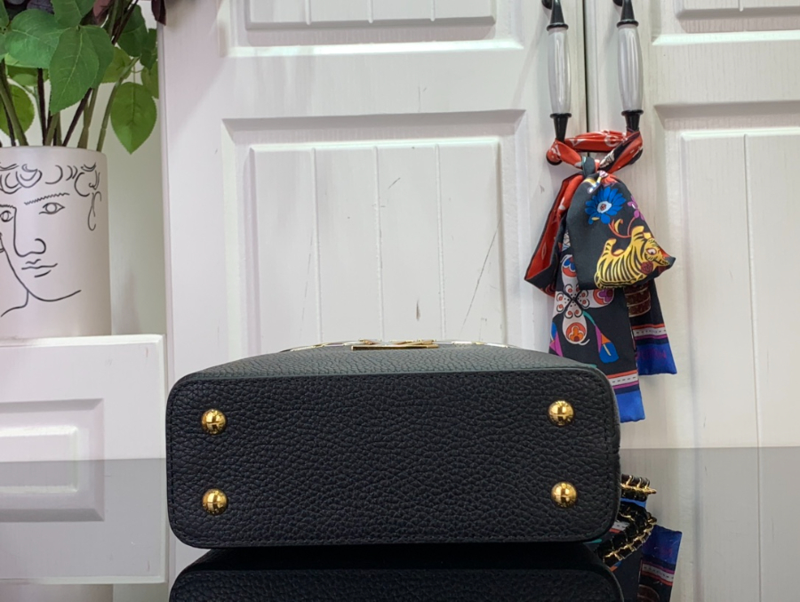 루이비통 LV 카퓌신 미니 M12751 13.6821cm 블랙4.jpg