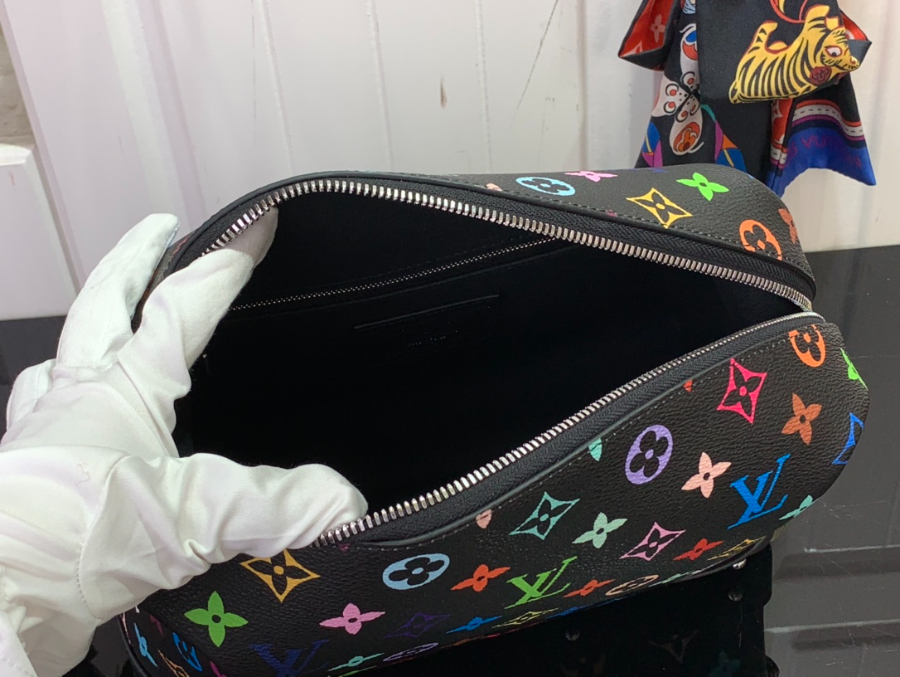 루이비통 X 무라카미 타카시 코스메틱 파우치 GM 멀티컬러 M13743 블랙 27189cm5.jpg