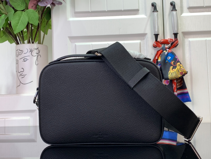 루이비통 에비뉴 메신저 M11657 22.515.57.5cm 블랙2.jpg