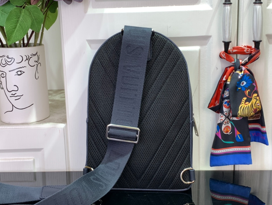 루이비통 파일럿 슬링백 M11601 20304cm 네이비2.jpg