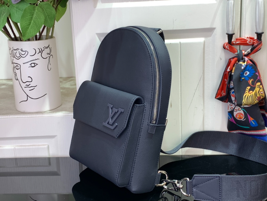 루이비통 파일럿 슬링백 M11601 20304cm 네이비3.jpg