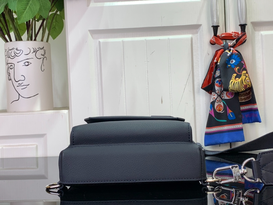 루이비통 파일럿 슬링백 M11601 20304cm 네이비4.jpg