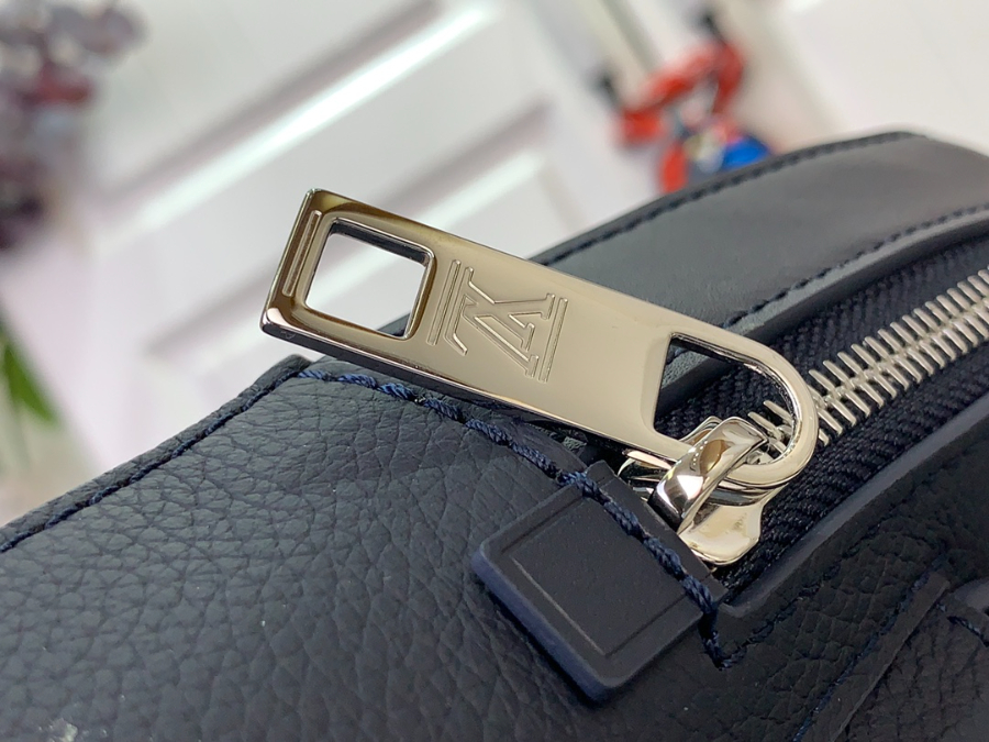 루이비통 파일럿 슬링백 M11601 20304cm 네이비7.jpg