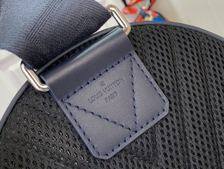 루이비통 파일럿 슬링백 M11601 20304cm 네이비8.jpg